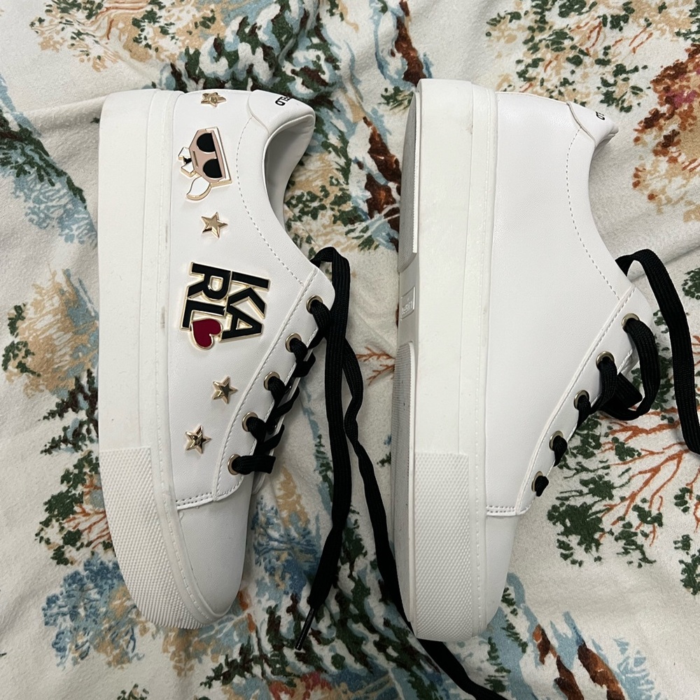 White sneaker Cate Pin Logo Sneaker (Women)
Karl Lagerfeld Paris